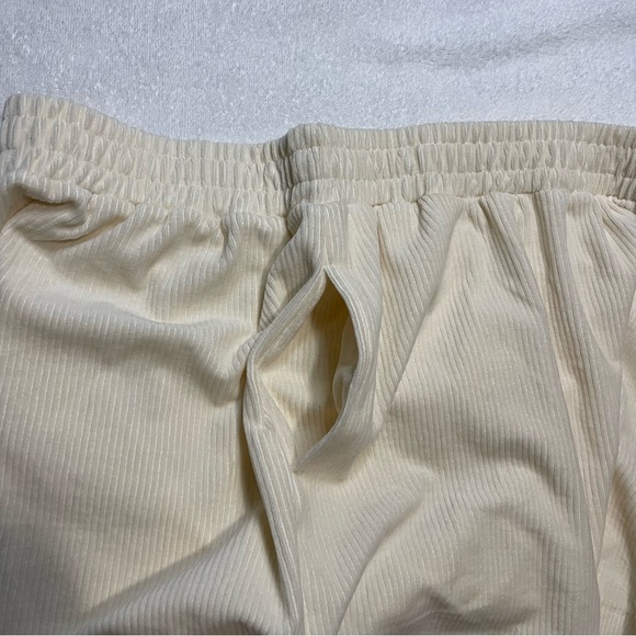 Cotton On Curve Womens Corduroy Elastic Waist Shorts - Cream, Size 14, New - Picture 13 of 13